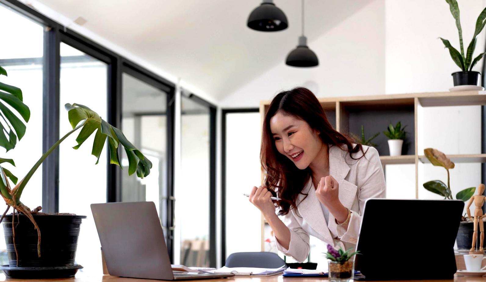 Esperto di sicurezza informatica durante sessione di threat modeling